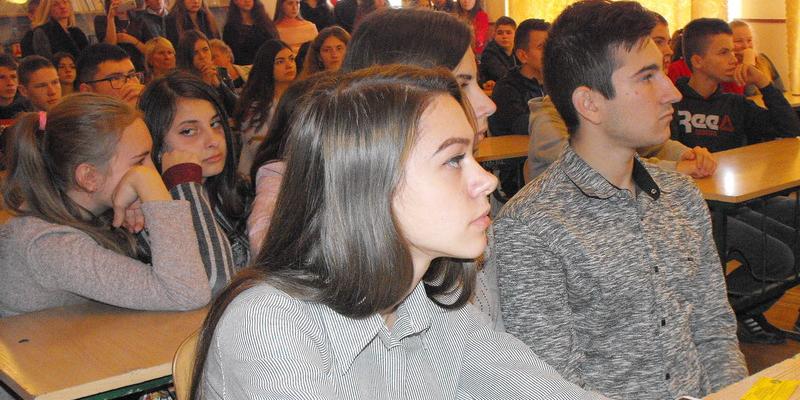 Протягом тижня, провідними фахівцями з профорієнтації Хустської міськрайонної філії Закарпатського обласного центру зайнятості проведено профорієнтаційні уроки, у Хустській загальноосвітній середній школі №2 та Ізянському загальноосвітньому закладі I-III ступенів. Мета – ознайомлення учнівської молоді з регіональним ринком праці, затребуваними професіями, навчальними закладами району, які готують спеціалістів за цими професіями.