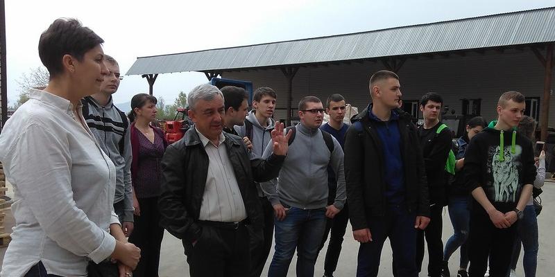 18 квітня відбувся День відкритих дверей, який об’єднав 2 заходи, проведені за ініціативи Хустського міськрайонного центру зайнятості: професіографічну екскурсію для випускників Закарпатського лісотехнічного коледжу та презентацію роботодавця для безробітних. Об’єктом цих заходів стало товариство «Вуд Інтернаціонал», що знаходиться на вулиці Сливовій у місті Хуст.