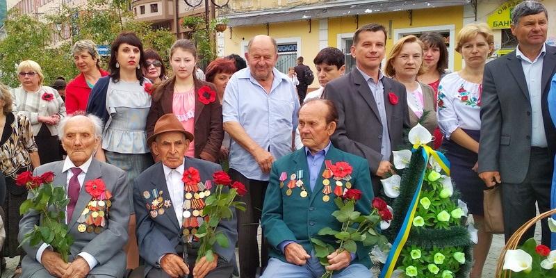 Мітинг-реквієм до Дня пам’яті та примирення і вшанування подвигу нашого народу у часи Другої світової війни, відбувся в Хусті сьогодні. Директор Хустського міськрайонного центру зайнятості Володимир Гуц, разом з колективом центру та спільно із громадою Хустщини хвилиною мовчання вшанувати пам’ять загиблих у війні та поклали квіти до підніжжя пам’ятника Слави.