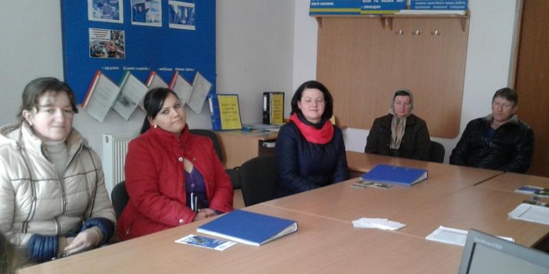 Фахівці Тячівського районного центру зайнятості в адмінприміщенні смт. Дубове 14 березня 2018 року організували та провели міні-ярмарок вакансій на замовлення роботодавця ФОП Носа Василини Юріївни за вакантною посадою – продавець продовольчих товарів.