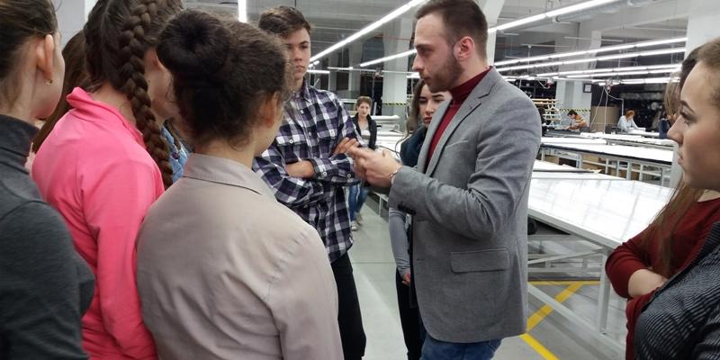 З 20 лютого по 16 березня фахівці Виноградівського районного центру зайнятості провели низку професіографічних екскурсій для учнівської молоді на ПРАТ «Гроно-текс» - одне з найбільших ринкоутворюючих швейних підприємств району, на якому працює близько 500 працівників. У заходах прийняли участь понад 160 учнів 11 класів загальноосвітніх шкіл району.