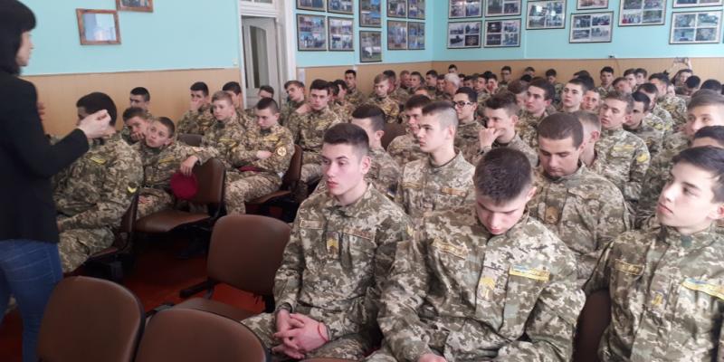 Наближається час, коли випускники Закарпатського обласного ліцею-інтернату з посиленою військовою підготовкою отримають путівки в своє доросле життя. Тож саме зараз необхідно визначитись з вибором професії, бо вони - майбутнє нашої країни. Від так, фахівці з профорієнтації Мукачівського міського центру зайнятості спільно з заступником начальника Ужгородського зонального відділу Військової служби правопорядку Андрієм Гринчуком завітали до ліцеїстів.