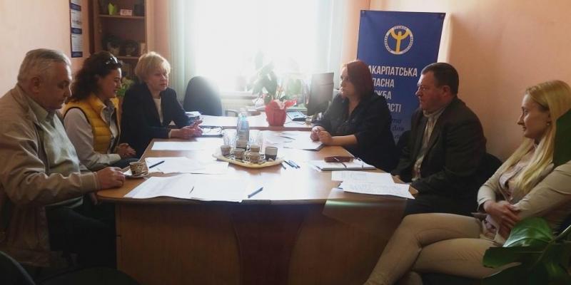 12 квітня 2018 року фахівці Свалявської районної філії Закарпатського обласного центру зайнятості організували та провели засідання круглого столу за участю представників служби у справах дітей, управління соціального захисту населення райдержадміністрації, Свалявського технічного коледжу Національного університету харчових технологій та Свалявського професійного будівельного ліцею.
