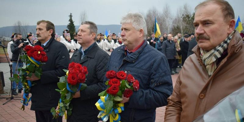 15 березня, на території меморіального комплексу "Красне поле" поблизу міста Хуст Закарпатської області, відбувся мітинг присвячений 79-й річниці проголошення незалежності Карпатської України. Участь у заходах взяли представники влади, органів місцевого самоврядування, Закарпатської обласної служби зайнятості, небайдужі громадяни.