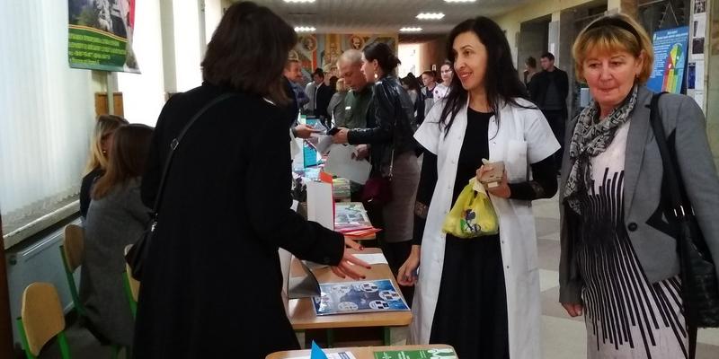 Близько 350 шукачів роботи Хустщини, серед яких безробітні, учнівська молодь загальноосвітніх шкіл та професійно-освітніх навчальних закладів знайомились з пропозиціями роботодавців, які були представлені на Ярмарку кар’єри, що відбувся17 жовтня 2018 року на базі Закарпатського базового державного медичного коледжу. Захід організовано фахівцями Хустської міськрайонної філії Закарпатського обласного центру зайнятості за підтримки місцевої влади, соціальних партнерів, освітніх закладів та підприємств Хустщини