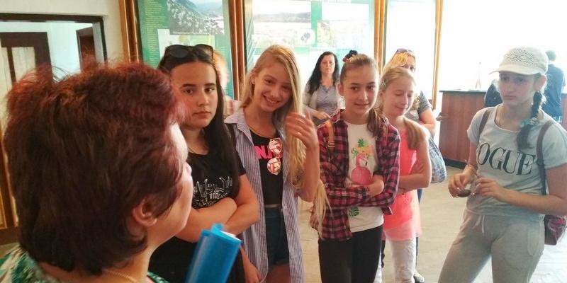 Цим вихідними, учасники багатопрофільного клубу за інтересами «Людина і природа» разом з представниками Хустської районної бібліотеки, провели засідання клубу на базі Карпатського біосферного заповідника, де знаходиться Долина нарцисів. Учасники клубу відвідали музей і мали можливість спостерігати за ділянками де проходять дослідження по збереженню нарциса вузьколистого - рідкісного ботанічного об’єкта, який занесений до Червоної книги України.