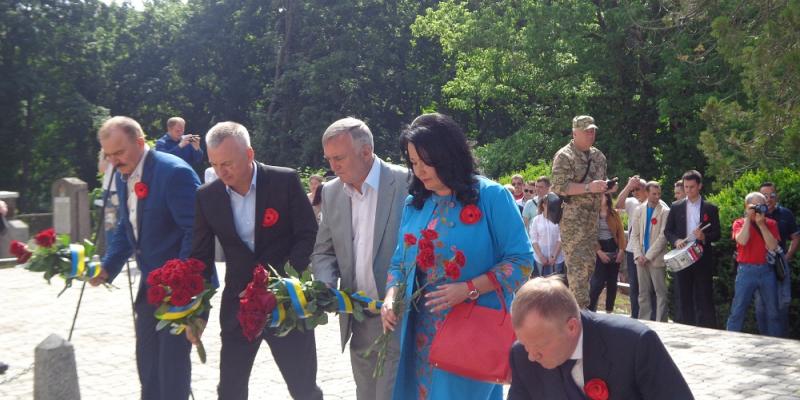 9 травня в обласному центрі Закарпаття відбулися урочистості з нагоди 73-річниці перемоги над нацизмом у Другій світовій війні. Вшанувати пам’ять загиблих прийшли керівництво та працівники Закарпатської обласної служби зайнятості.