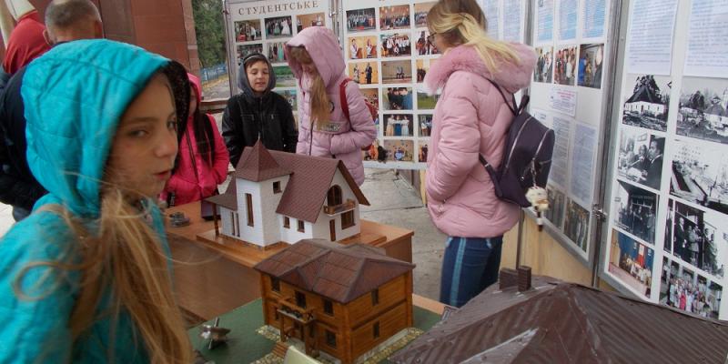 25 жовтня 2018 року у селищі Дубове відбувся Ярмарок кар’єри для учнів 8-10 класів місцевих шкіл та безробітних з числа молоді, віком до 35 років. У заході взяли участь представники Тячівської райдержадміністрації, органів місцевого самоврядування, навчальних закладів, керівництво та фахівці районного центру зайнятості, директори шкіл, роботодавці.