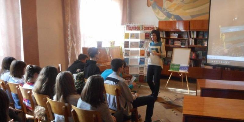 21 березня в Мукачівській центральній бібліотеці ім. О. Духновича для учнівської молоді Мукачівського ліцею, фахівці з профорієнтації міського центру зайнятості спільно з соціальними партнерами з Мукачівського міського центру Бюро правової допомоги та фахівцями бібліотеки провели інформаційну компанію на тему: «Запобігання нелегальній трудовій міграції, торгівлі людьми, експлуатації дитячої праці» з метою обізнаності дітей з питань попередження насильства в сім’ї, жорстокого поводження, експлуатації дитячої