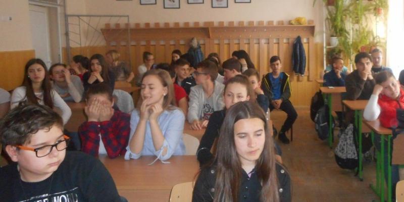 У Мукачівській загальноосвітній школі I-III ступенів № 11 відбувся профорієнтаційний урок, участь в якому взяли 64 учні 8-х класів. Фахівець активної підтримки Мукачівського міського центру зайнятості ознайомила дітей зі станом сучасного ринку праці регіону та перспективами його розвитку, переліком навчальних закладів, де навчають актуальним професіям, та основними характеристиками цих професій.