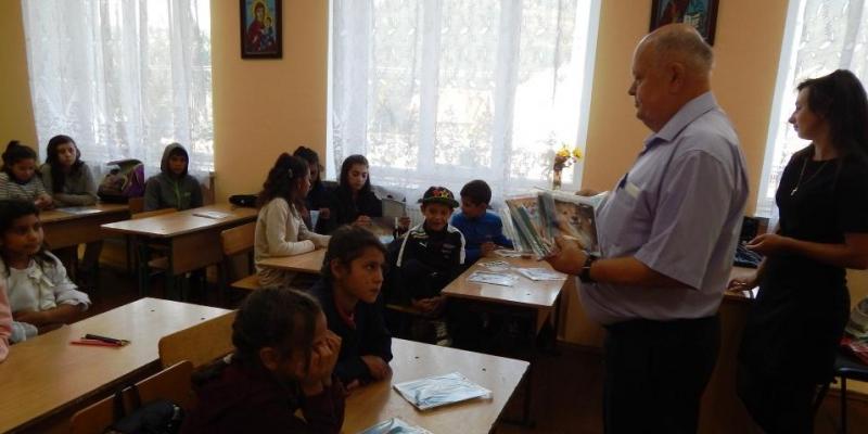 Низку профорієнтаційних уроків на тему «Обираємо свою майбутню професію» провели нещодавно для учнів 8-11 класів Міжгірської спеціалізованої загальноосвітньої школи І-ІІІ ступенів з поглибленим вивченням окремих предметів імені А. Волошина та Соймівської ЗОШ І-ІІ ступенів, фахівці Міжгірської районної філії Закарпатського обласного центру зайнятості.