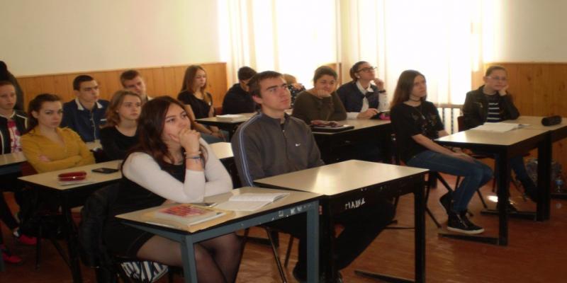 Днями фахівці Берегівського міськрайонного центру зайнятості за участі офіцерів Берегівського об’єднаного районного військового комісаріату провели для учнів 11-х класів загальноосвітньої школи № 1 м. Берегово профорієнтаційний урок, на якому презентували професію «військовий».