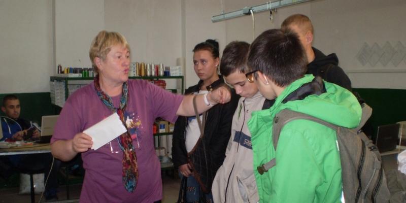 24 вересня 2018 року, фахівці Берегівської міськрайонної філії Закарпатського обласного центру зайнятості організували професіографічну екскурсію на швейне підприємство ТОВ „Укран Абітекс”, У заході взяли участь 24 учніі Берегівської загальноосвітньої школи № 5, класний керівник та фахівць центру зайнятості.