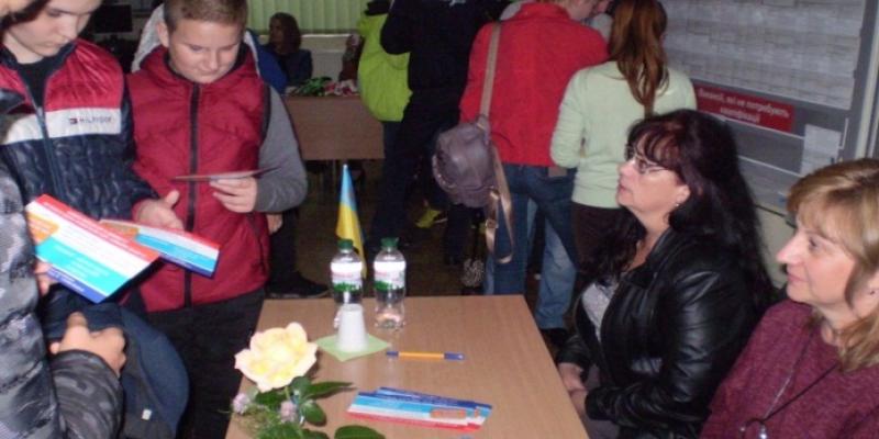 18 травня 2018 року у приміщені Берегівського міськрайонного центру зайнятості та Берегівського професійного ліцею сфери послуг відбувся Ярмарок кар’єри під гаслом «Живи та працюй в Україні».