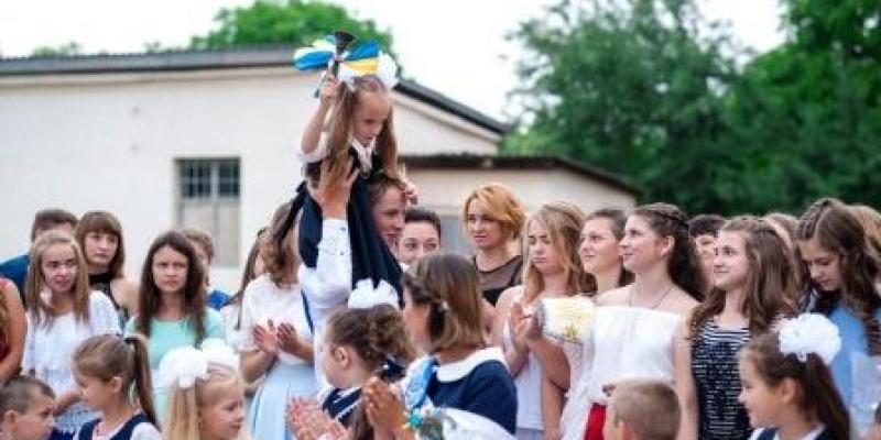 25 травня, в рамках свята останнього дзвоника, фахівці Мукачівського районного центру зайнятості провели профорієнтаційну акцію «Випускник-2018» на тему: «Свідомий вибір майбутньої професії» у Новодавидківській загальноосвітній школі I-III ст.