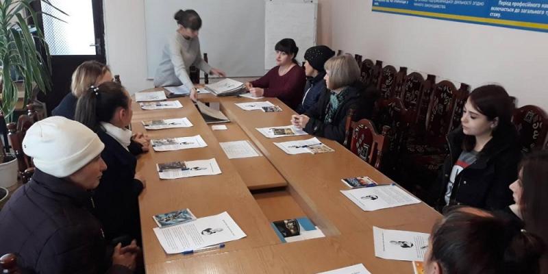 З метою покращення та пришвидшення пошуку роботи для безробітних жінок у Воловецькій районній філії Закарпатського обласного центру зайнятості створено клуб «Ділова жінка», перше засідання якого відбулося 21 листопада 2018 року.