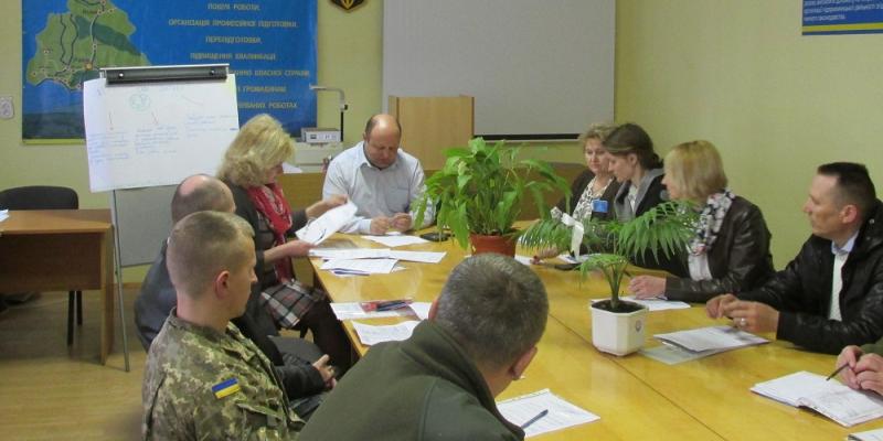11 квітня 2018 року у Рахівському районному центрі зайнятості відбувся круглий стіл за темою: «Організація громадських робіт з метою надання і підтримки допомоги інвалідам, учасникам АТО, сім’ям загиблих учасників АТО». Мета заходу – координація спільних зусиль соціальних партнерів у сфері надання підтримки і допомоги соціально вразливим категорія населення, у першу чергу інвалідам, учасникам АТО, сімям загиблих учасників АТО.