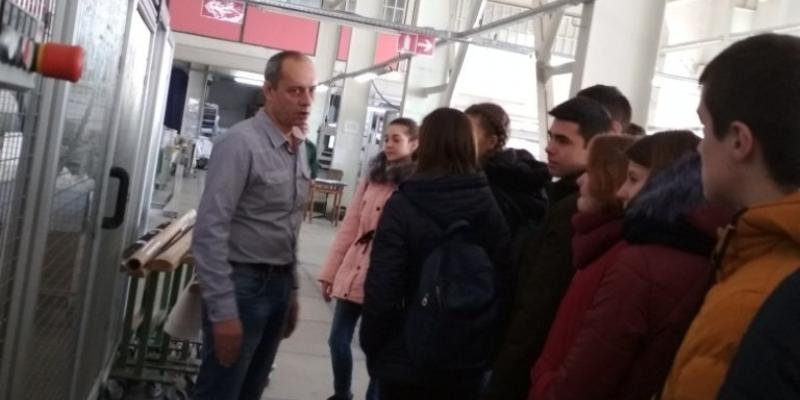 Нещодавно фахівці Виноградівського районного центру зайнятості провели професіографічну екскурсію для учнів 11 класів Чепівської та Сасівської загальноосвітніх шкіл на ТОВ «Сандерс-Виноградів». У заході взяли участь 31 випускник ЗОШ.