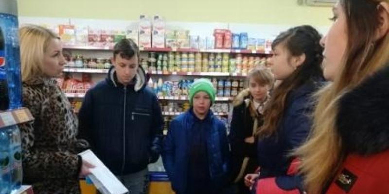 6 березня 2018 року, для учнів 8-9 класів Ракошинської загальноосвітньої школи І-ІІ ст. фахівцем Мукачівського районного центру зайнятості Оленою Король проведено професіографічну екскурсію в магазин "Перфект", розміщений неподалік школи. У заході взяли участь 20 дітей.