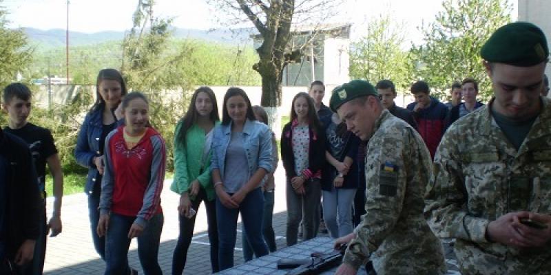 20 квітня 2018 року Великоберезнянським районним центром зайнятості організовано професіографічну екскурсію для учнів Костринської загальноосвітньої школи І-ІІІ ст. у відділ прикордонної служби Великого Березного.