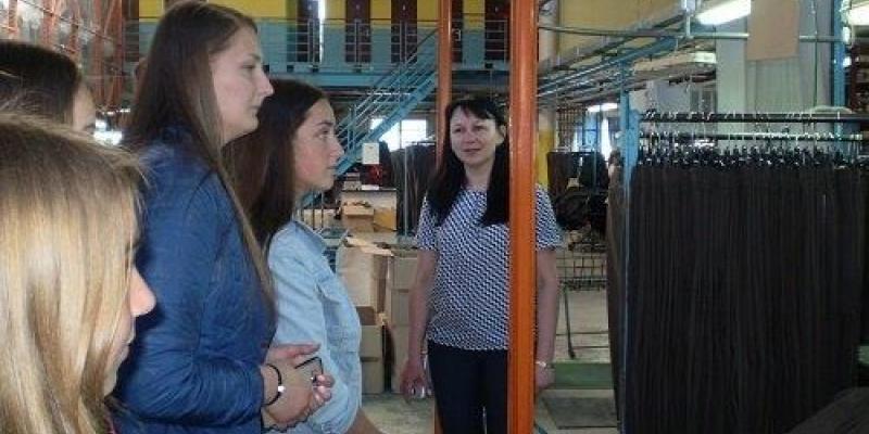 Нещодавно, фахівці Великоберезнянської районної філії Закарпатського обласного центру зайнятості провели для школярів професіографічну екскурсію на одне з ринкоутворюючих підприємств району з метою ознайомлення учнів із професією «швачка» та «закрійник», специфікою роботи підприємства, матеріально-технічною базою, умовами та оплатою праці.