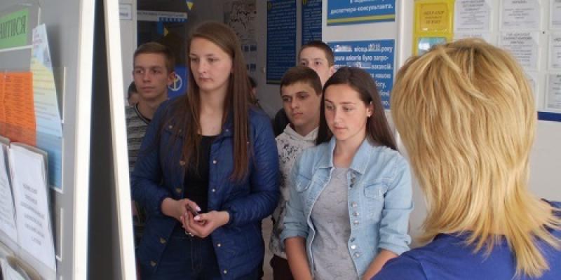 8 травня спеціалісти Великоберезнянського районного центру зайнятості організували та провели для учнів випускних класів Костринської загальноосвітньої школи презентацію новоствореного приватного підприємства «Сервісбудтранс», яке займається лісопильним та стругальним виробництвом. Участь у заході взяли 31 випускник, вчителі та представник підприємства.