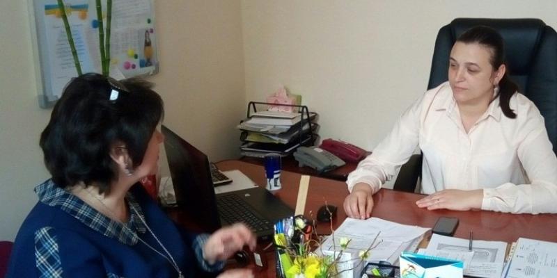 Відбулася робоча зустріч директора Мукачівського міського центру зайнятості Оксани Пехньо з керівником Управління освіти, молоді та спорту Катериною Кришінець-Андялошій. Основна мета зустрічі - організація та проведення Ярмарку кар’єри «Кроки до успіху» на базі Мукачівського державного університету.
