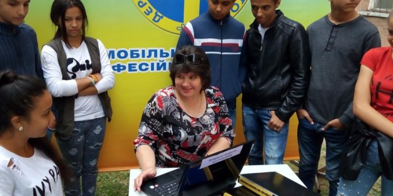 15 травня 2018 року фахівці Мукачівського міського центру зайнятості провели інформаційний масовий захід – виїзну акцію з розгортанням мобільного центру професійної орієнтації. Мобільний центр працював на подвір’ї Мукачівської загальноосвітньої школи I-II ступенів № 14.