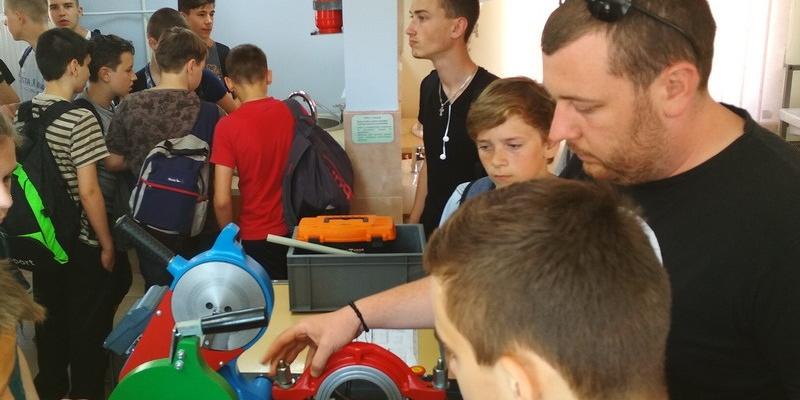 3 травня 2018 року, Хустським міськрайонним центром зайнятості, організовано презентацію Хустського професійного ліцею для учнів спеціалізованої школи № 3.