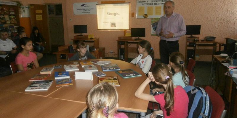 27 квітня в Ужгородській районній бібліотеці пройшло перше засідання клубу за інтересом «Орієнтир», за участю Ужгородського районного центру зайнятості. Учасниками клубу стали діти 6-7- х класів. Девіз клубу - «Професій є багато, і лиш одна із них твоя».