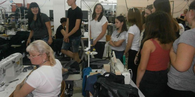 Багаторічна співпраця Ужгородського районного центру зайнятості і швейної фабрики ТОВ «РОСС-Україна» спрямована у першу чергу на забезпеченння кадрових потреб товариства. Практика показує, що проведення Днів відкритих дверей, професіографічних екскурсій, міні-ярмарків безпосередньо на виробництві дає позитивний результат. 04 травня 2018 року центром зайнятості проведено професіографічну екскурсію для учнів Середнянської загальноосвітньої школи І-ІІІ ст. на згадане підприємство.