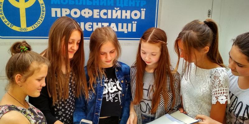 З початку травня, щотижня, фахівці Хустського міськрайонного центру зайнятості, спільно з соціальними партнерами, проводять інформаційні масові заходи – виїзні акції з розгортанням мобільного центру професійної орієнтації в мальовничих селах Хустщини.