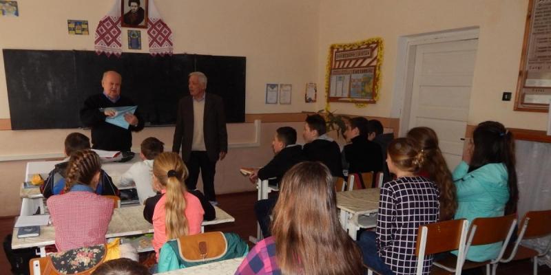 Фахівці Міжгірського районного центру зайнятості приділяють велику увагу профорієнтаційній роботі з учнівською молоддю. Так, 15 березня 2018 року вони провели профорієнтаційні уроки для учнів 8-11 класів Новоселицької та Голятинської загальноосвітніх шкіл та учнів 8-9 класів Лісковецької загальноосвітньої школи.